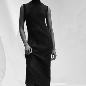 Svart klänning 🖤 - Medellång svart stickad klänning från zara🖤 stl xs/s men passar mig som har M i vissa plagg också. Då de är så pass stretchigt tyg! Formars efter kroppen, endast använt en gång och där efter tvättats 1 gång. Köparen står för frakten! Nypris 259kr, slutsåld på hemsidan. Skriv för egna bilder❕