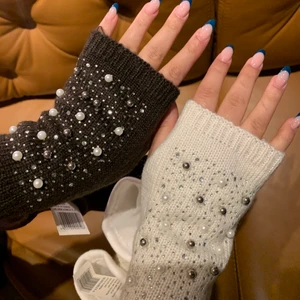 Handledsvärmare - Supersöta handledsvärmare med diamanter och pärlor på! Har två färger, vita och bruna helt nya med taggen kvar! Man får även med superfina handskar i samma färg som man kan ha under handledsvärmaren