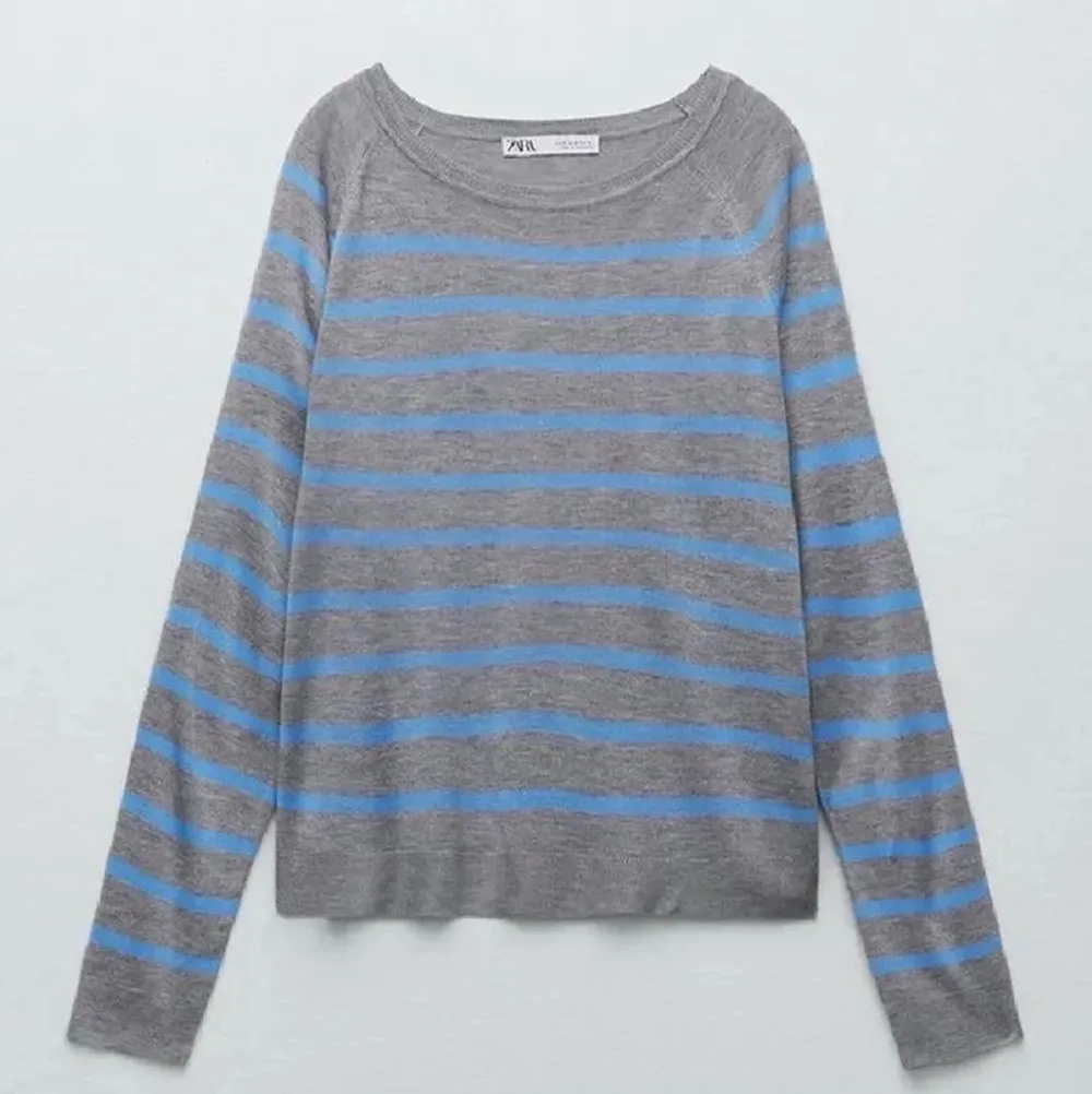 Säljer denna trendiga, slutsålda tröjan/toppen från zara pga att den inte kommer till användning. Använd fåtal gånger/ bra skick!🤍 110+frakt. Tröjor & Koftor.