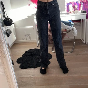 Jeans i storlek 34 - Ett par Lobg Straight Fit Jeans från Stradivarius i storlek 34! Passar perfekt i längden själv är jag 171 cm✨ Köpta från ASOS och är i nyskick användt 1 gång då det inte riktig är min stil längre✨ Ord,pris 350kr säljer för 130 med frakt som tillkommer✨✨Pris kan diskuteras, vill sälja så snabbt som möjligt 