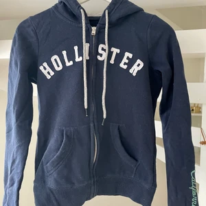 Munkjacka från Hollister storlek XS.  - Skön munkjacka från Hollister med luva. Storlek Xs. Fint skick. Finns i Vällingby.