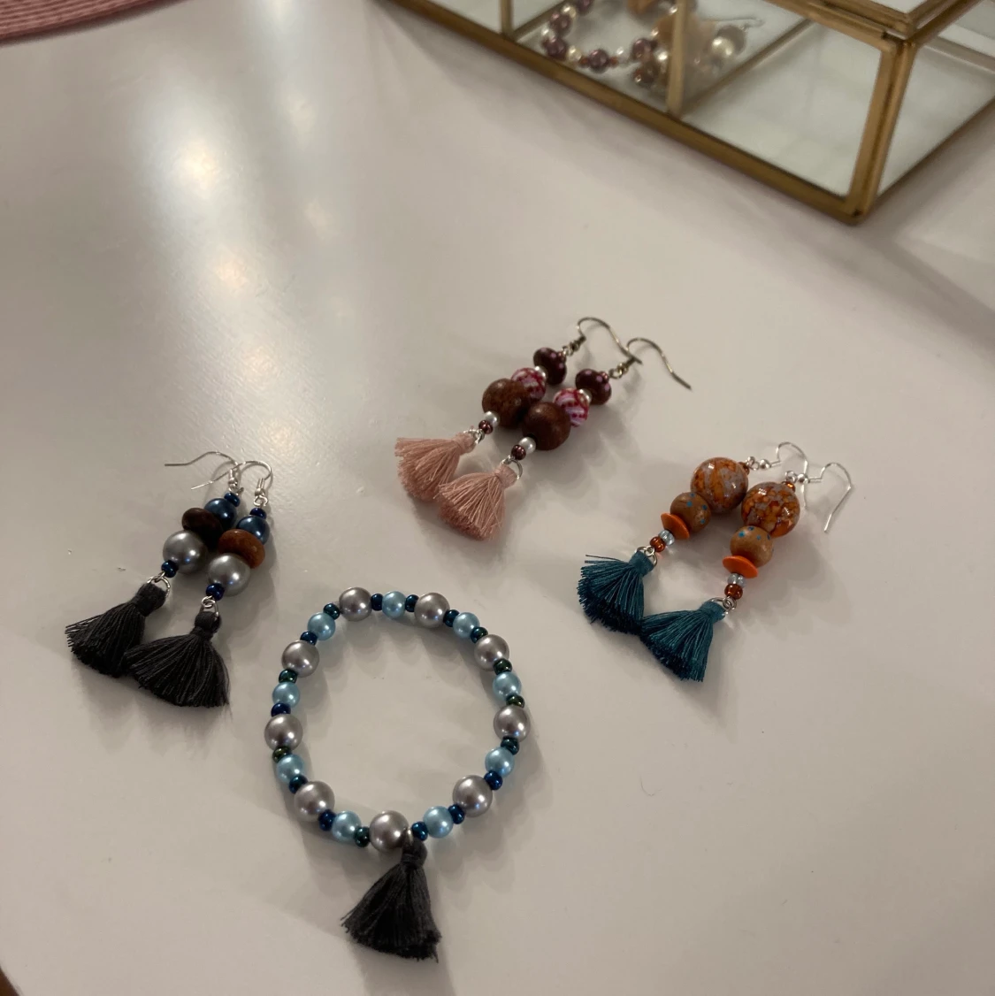 Earings and a matching bracelets. - 90