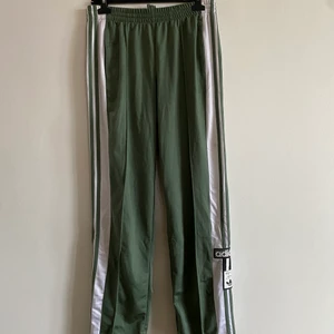 Adidas popper pants - Klassiska adidas popper pants i ascool grön färg!! Sjukt sköna i storlek M!! Frakten ingår!! Kan tas till Lund, Karlshamn och Karlskrona!!
