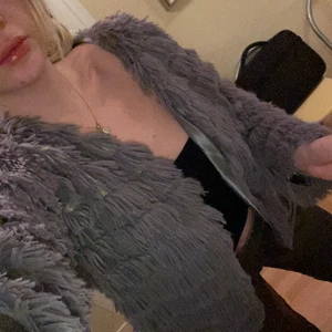 Grå gosjacka - Säljer denna otroligt fina och goa jacka för endast en hundralapp! Rensar garderoben.