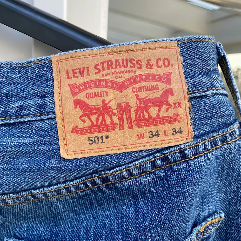 Hej! Jag säljer nu mina Levis 501 jeans i en mörkblå tvätt då de ej kommit till användning.  Jag köpte jeansen i höstas men har bara hamnat i garderoben. De är använda en gång & är därmed i nyskick. Nypris på byxorna var 899:- men vill nu bli av med dem & säljer därför de till ett förmånligt pris. Byxorna är i storlek 34/34.. Jeans & Byxor.
