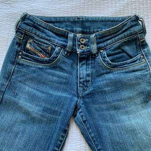 Säljer ett par till snygga lågmidjade jeans som inte passar längre skulle säga att dem passar S/XS midjemått annars är 74, dom är nästan perfekta i längden på mig som är 165 ungefär💓