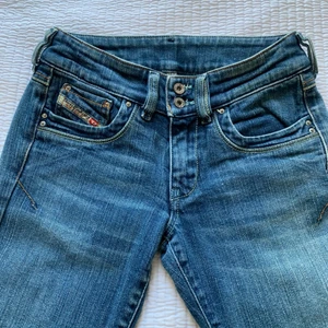 Ett par lågmidjade Diesel jeans i storlek 24/30 - Säljer ett par till snygga lågmidjade jeans som inte passar längre skulle säga att dem passar S/XS midjemått annars är 74, dom är nästan perfekta i längden på mig som är 165 ungefär💓