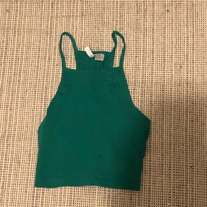 grön croptop  - Ett grönt croptop linne från H&M i strl XS. Bra skick. Användt fåtal gånger 