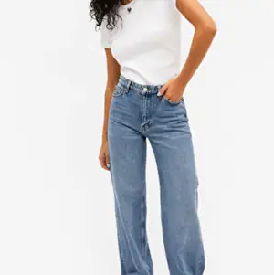 Superfina blåa jeans från märket Monki i modellen Yoko, nypris är 400kr och mitt pris är 200kr (köpare står för frakten). Byxorna är i gott skick! Tar endast emot betalningar via swish 🤍