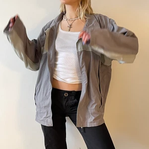 Tunn jacka - Tunn jacka i två nyanser av grått. Perfekt för lite varmare väder, men även som en vanlig track suit jacka! 