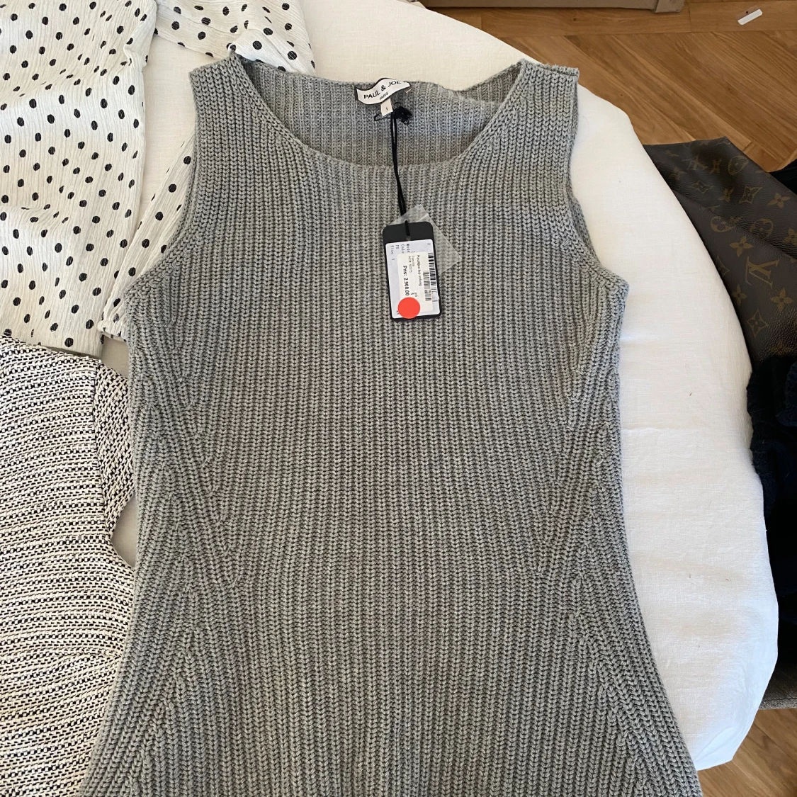 Grå stickad väst med volang  - 90