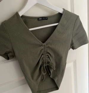 Zara crop top - Går att spänna in med snörena samt spänna ut. Strl M men passar mig som bär S också. Använd fåtal gånger!💓