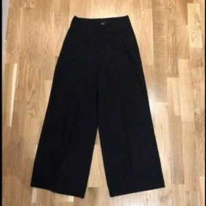 Vida kostymbyxor  - Säljer mina absolut favoritbyxor då de tyvärr inte längre passar. Bra skick. Har en dragkedja som är lite krånglig, men funkar utmärkt om man drar upp den sakta :) Storlek xs. Finns att hämta på Mariehem, Umeå. Kan fraktas, köparen står för frakten. 