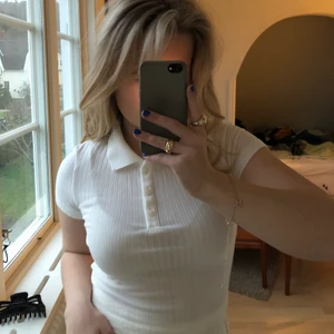 Vit ribbad topp - Vit ribbad topp med krage 🖤 aldrig använd, funkar att ha under typ en stickadtröja 