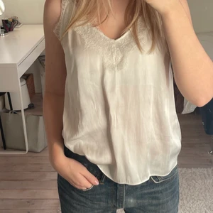 Spets linne - Linne köpt second hand, frakten ingår inte i priset🤍