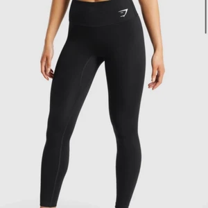 Gymstark tights oanvända  - Säljer dessa gymshark tights som endast är testade. Säljer då dem var för små för min smak!. 