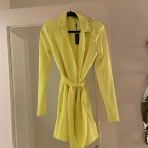 Neonklänning  - Neongrön klänning från Nelly. Helt ny med lappen kvar. Storlek S. Bilderna ger inte färgen rättvisa. Den är i en superhäftigt neongrön färg🥰