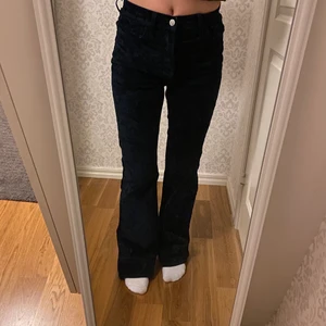 Vintage levis manchester jeans🤩💙 - Nästan helt nya levis jeans, i Manchester💙Jättefin mörkblå färg! Fick dessa av min mamma hon hade som ung, endast använda ca 3 gånger💙Äkta! I modellen bootcut/straight (ej överdrivet tajta)😊Går att ha båda som hög- och lågmidjat beroende på ens midje- och höftmått💙🤩Storlek 26/33🥰Bara att be om fler bilder, köparen står för frakten! 