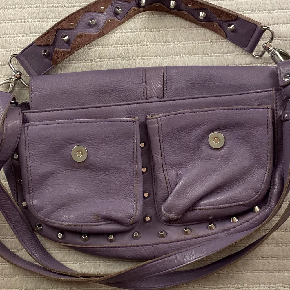 Handväska från Unlimited i lila läderimitation ❤️ gott skick.  . Väskor.