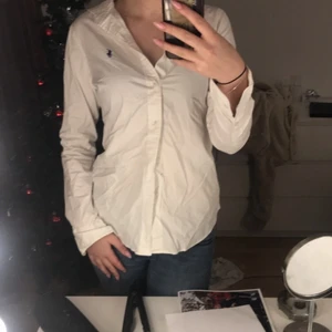 Ralph lauren skjorta  - Vit slim fit skjorta ifrån Ralph lauren som är jätte fin i nyskick nästan oanvänd och kan stylas jätte fint. Jag är 173 och den sitter bra i längden på mig till referens. Skriv privat om frågor❣️