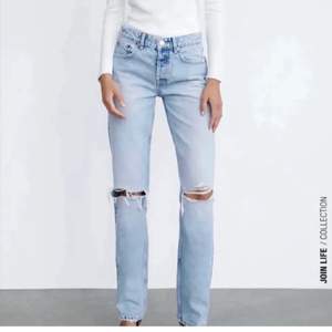 Mid rise zara jeans som är långa i benen med slitningar på knäna💖 Passar både längre och kortare.