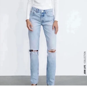Zara Mid Rise Jeans - Mid rise zara jeans som är långa i benen med slitningar på knäna💖 Passar både längre och kortare.