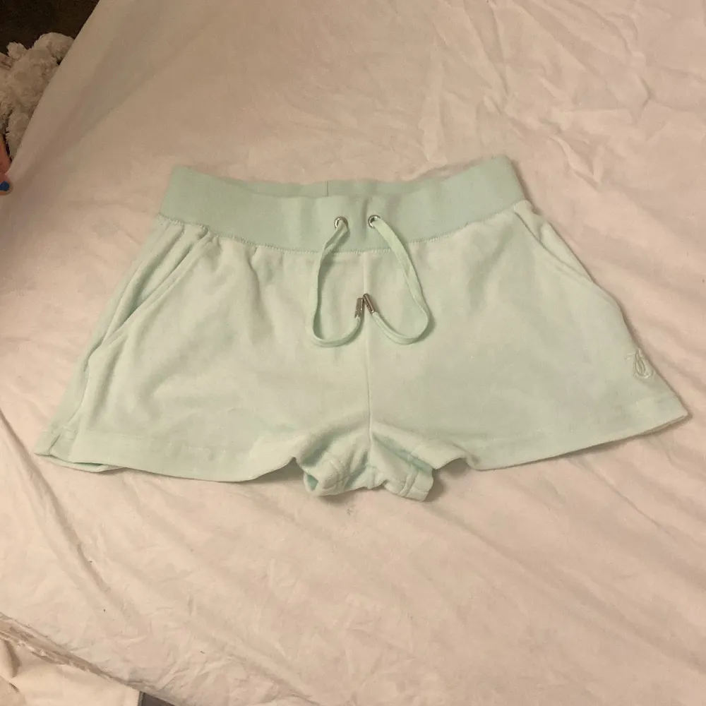 Säljer mina ljus gröna juciy couture shorts i storlek XS! Säljer för de aldrig kommit till andvändning! Köpta för 349!! 💚. Shorts.
