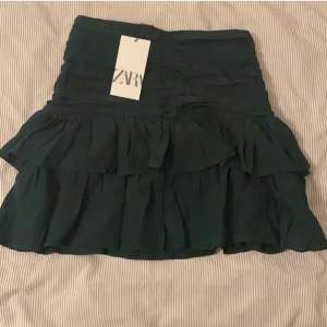 Skitsnygg grön kjol från zara, aldrig använd med prislapp kvar!! Slutsåld online och i butik, nypris 359kr 😇❤️‍🔥❤️‍🔥 
