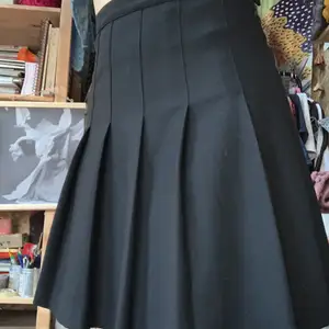 Supersöt plisserad kjol i svart☕️ Gillar den verkligen jättemycket men passar inte längre): Storlek 38/S💕❣️