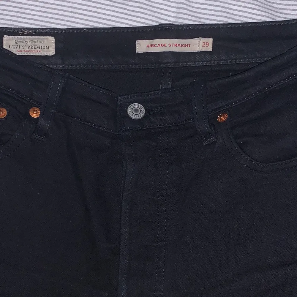 LEVI’S ribcage ankle jeans. Supersnygga men som tyvärr inte passar längre😭 Går precis till ankeln för mig som är 174🤍 Köpta för 1200 förra året, säljer för 500💫. Jeans & Byxor.