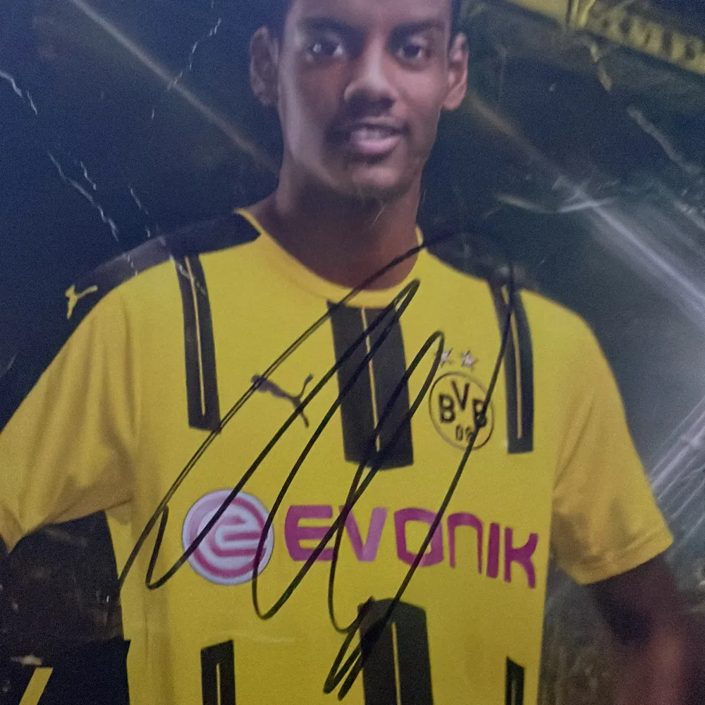 signatur från Alexander Isak från 2017 då han körde i Dortmund. Accessoarer.