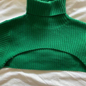 Bolero - Säljer denna fina gröna boleron som passar till både klänning eller olika toppar. Den är superskön men har blivit för liten för mig. Storlek S från H&M, tror den är slutsåld i butik❤️ buda i kommenterarna och skriv till mig om du har frågor!