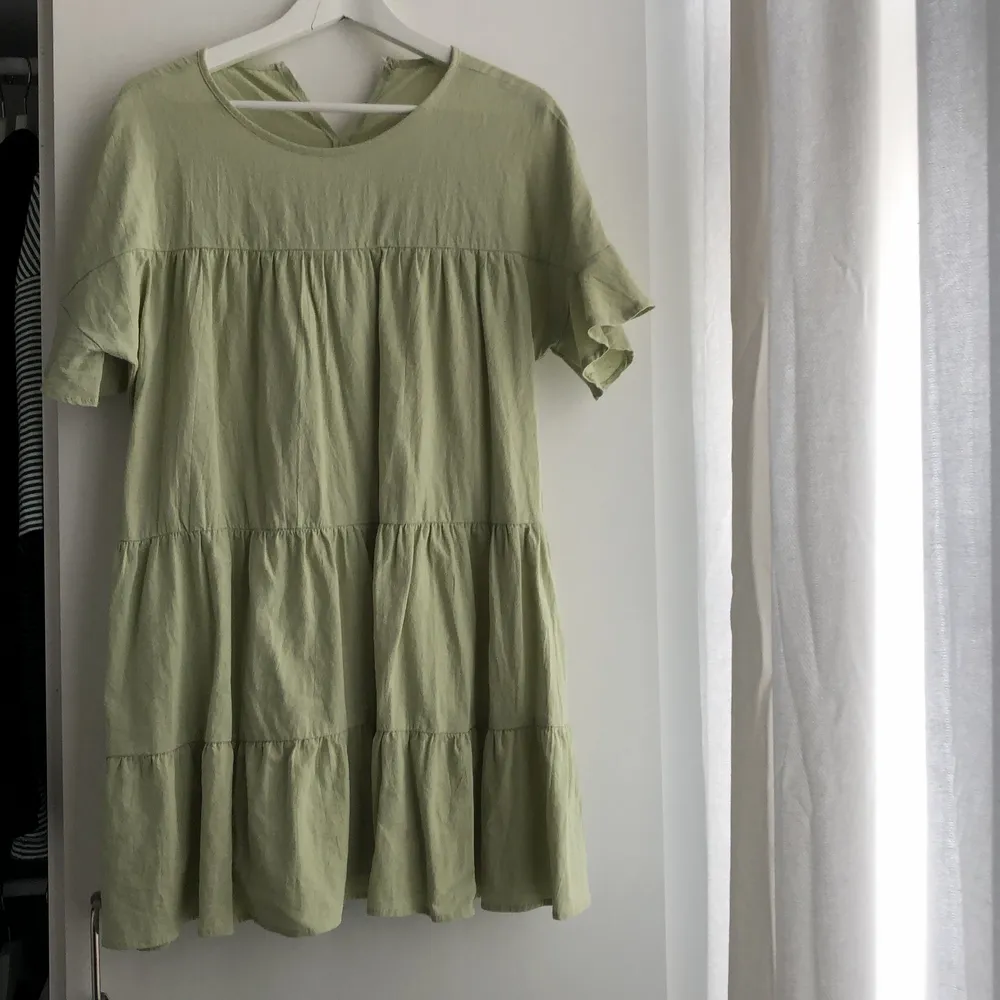 Jättesöt mintgrön klänning! Hittar ingen storlek men tror det är runt s/m! . Klänningar.