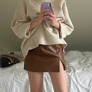 Brun läderkjol  - Minikjol i äkta läder, köpt på humana för ett tag sen. Skulle säga att den passar storlek 34/36. Från ett italienskt märke som heter Private vera pelle italy 💞