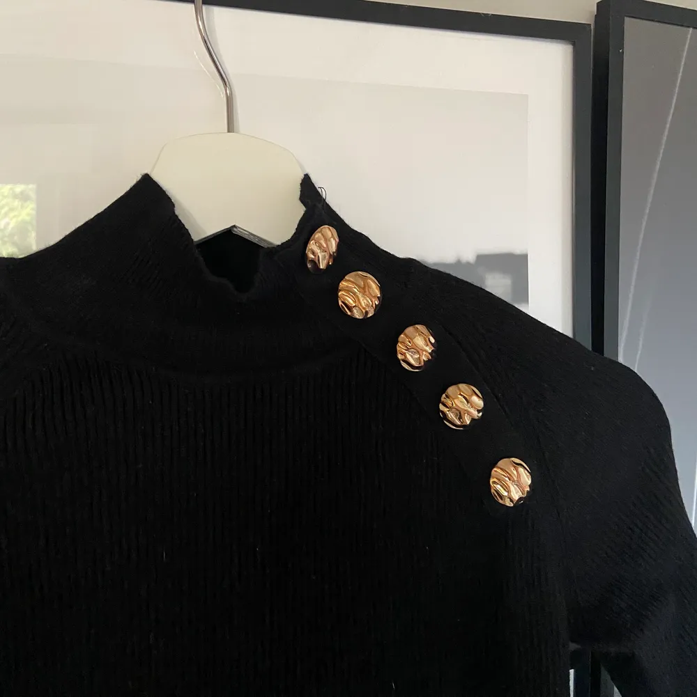 Svart tröja från zara med guldiga detaljer. Spårbar frakt tillkommer på 66kr💗💓💞. Tröjor & Koftor.