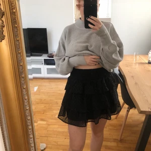 Kjol från Gina  - Jättefin kjol från Gina tricot. Strl 34 men passar även mig som har 38 ish. Väldigt stretchig. 