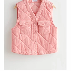 Rosa väst från & Other stories - Rosa quiltad väst från & Other Stories. Använd 1 ggr, som ny alltså! Nypris: 900 kr