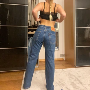 Levis 501 - Säljer dessa vintage Levis jeans i modellen 501!! W 27 L 30, dock skulle jag påstå att de är ganska stora i storleken och därför mer åt w30