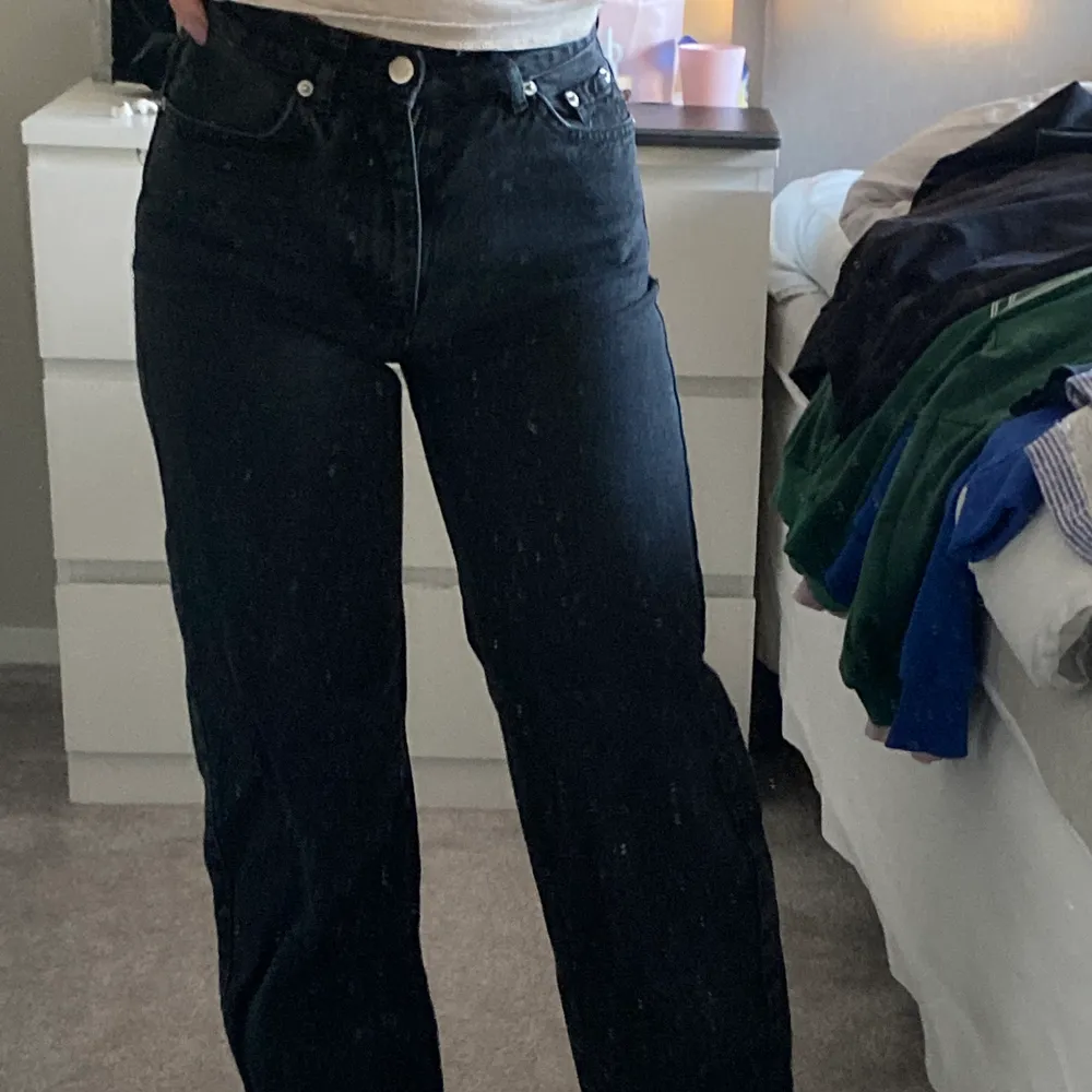 Jättefina byxor som jag tyvärr växt ur . Köpta på Junkyard och är i nyskick . Jag är 163 cm lång . . Jeans & Byxor.