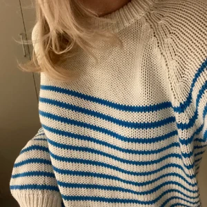 Randig stickad tröja - Jag säljer min super snygga blårandiga stickade zara tröja som nästan är helt oanvänd samt slutsåld överallt💓(inte mina bilder då jag ej är hemma i nuläget, skriv så får du egna snart!)💓