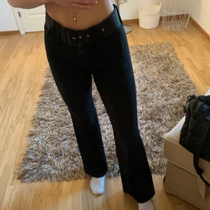Bootcut kostymbyxor - Mjuka i materialet, följer med ett stort skärp. Passar S/M