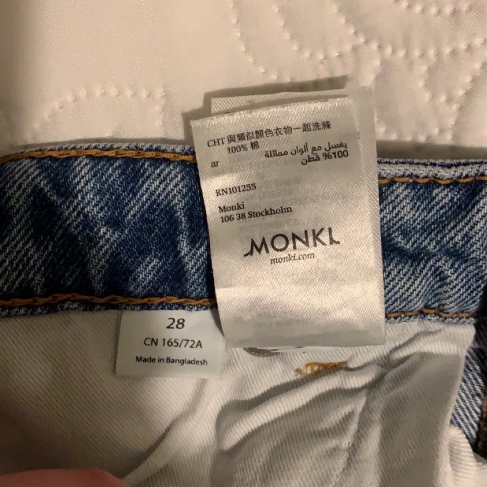 säljer dessa fina ljusblåa monki jeans i storleken 28. Dom har blivit för små för mig i midjan😢💕. Jeans & Byxor.