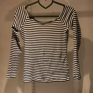 randig tröja - randigt tröja från h&m som aldrig användes. fin till ett par lågmidjade jeans men tyvärr inte min stil. priset kan diskuteras och köparen står för frakt!