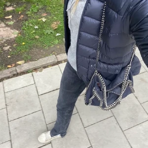 Stella mccartney väska - Säljer min super super fina marinblå Stella väska, så så fin och väl omhändertagen och fint skick!