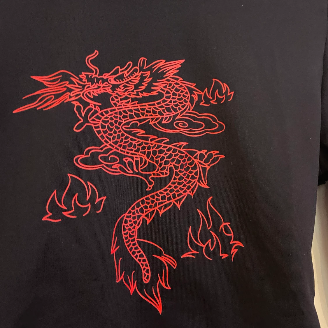 Croppad tröja med rött tryck Shein - 91