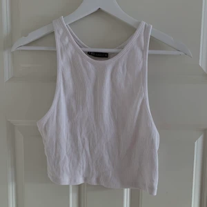 Topp  - Topp från Zara i storlek L. 50kr 🤍
