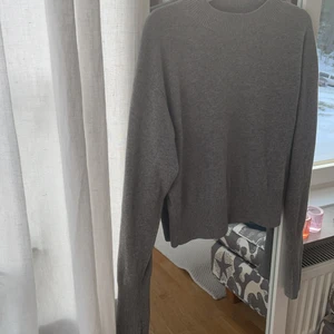 Kashmir tröja H&M - Säljer min kashmir tröja från H&M i jättefint skick! Köpt för ca 1500 tror jag och säljer för 500! I storlek S💕