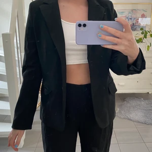 Svart kavaj - Svart kavaj från Kappahl i stl 38! Säljer pga av den inte kommit till användning❤️❤️❤️