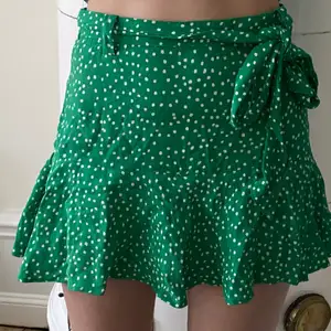 En fin kjol som är för liten för mig. Den har shorts under så egentligen är det en skort. Somrig💕 Midjemått 60 cm. 