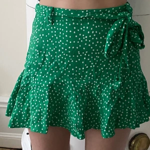 Grön och vit kjol från Zara med shorts! - En fin kjol som är för liten för mig. Den har shorts under så egentligen är det en skort. Somrig💕 Midjemått 60 cm. 